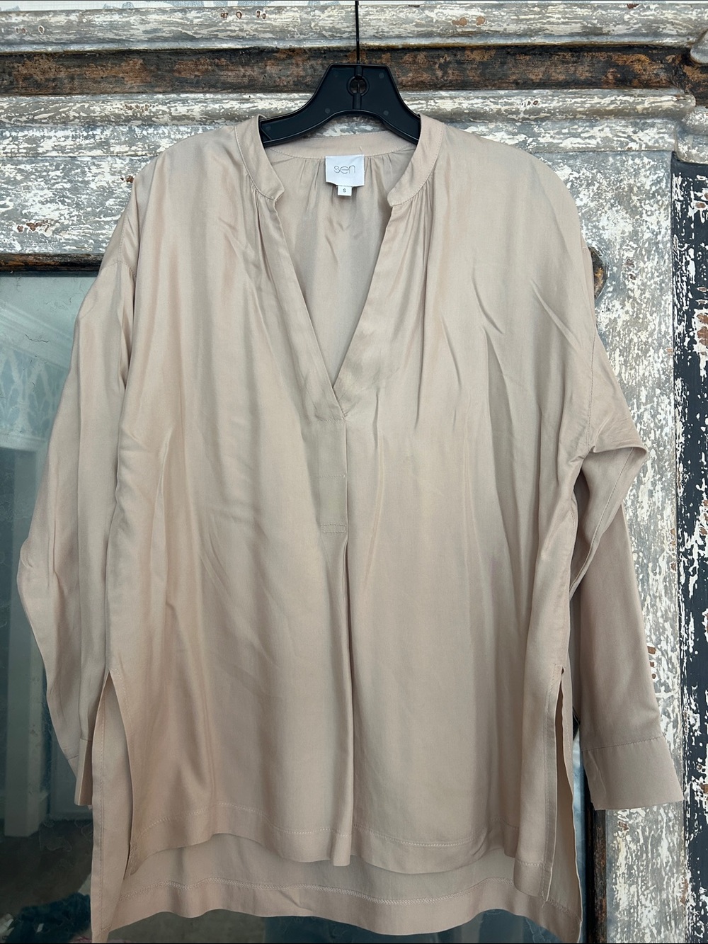 Ecru V-Neck Long-Sleeve Tunic by 8/Eight